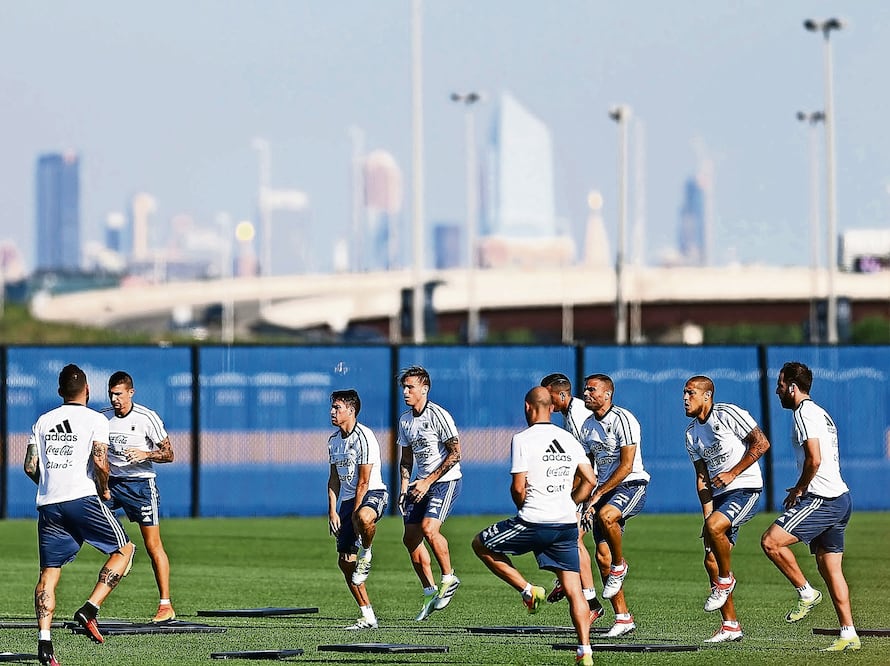 Los argentinos practicaron pases en corto y dominadas, con la ilusión del campeonato (MAGO7)