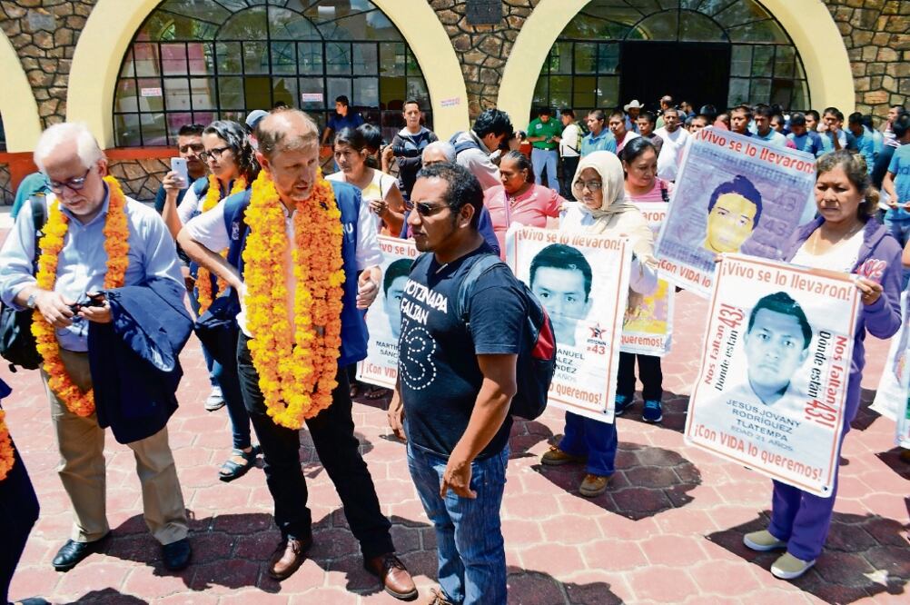 Jan Jarab, representante de la Oficina del Alto Comisionado de la ONU, acudió a la Escuela Normal Rural Raúl Isidro Burgos para expresar su apoyo a los familiares de los 43 estudiantes (DASSAEV TÉLLEZ. EL UNIVERSAL)