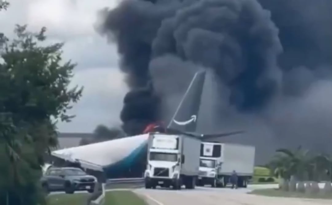 Avión de carga Boeing 767 operado para Amazon Prime Air se incendia en el Aeropuerto Internacional de Miami. Foto: Captura de pantalla