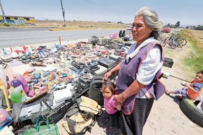 Antonina espera en la carretera ganar 40 pesos