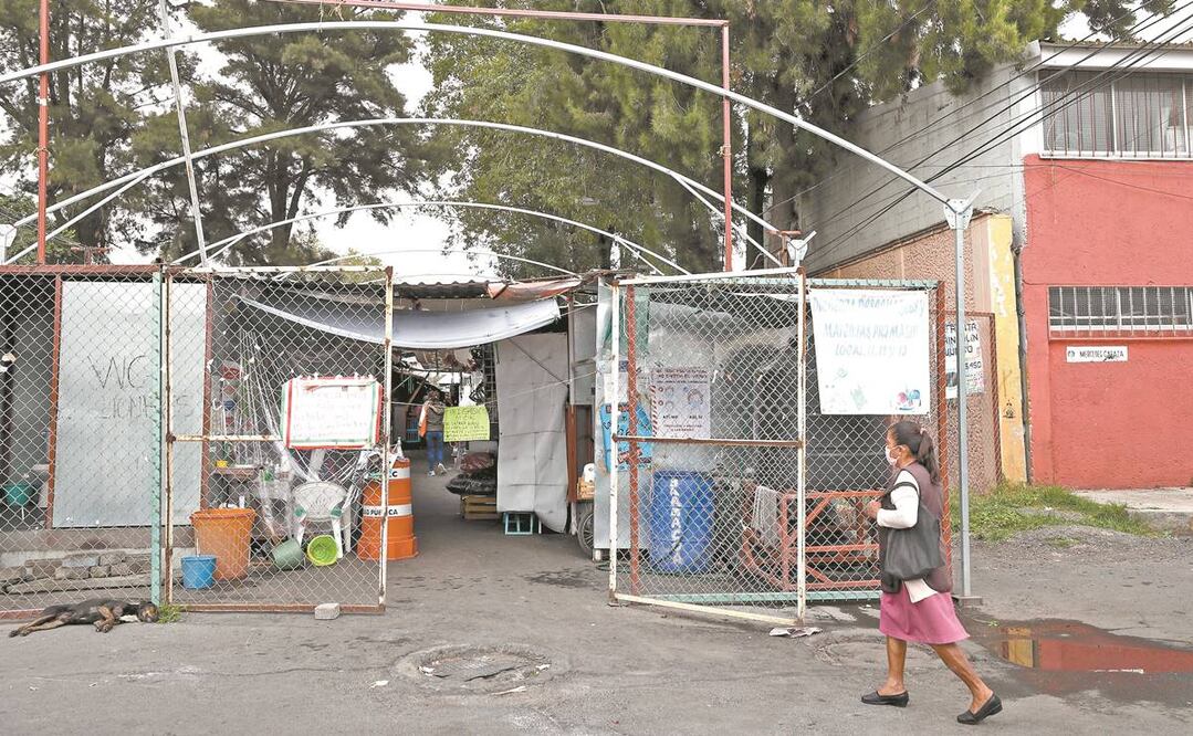 A raíz de los daños en el inmueble, los comerciantes establecieron un mercado provisional en la vía pública, pero los clientes están expuestos a asaltos. Foto: DIEGO SIMÓN. EL UNIVERSAL