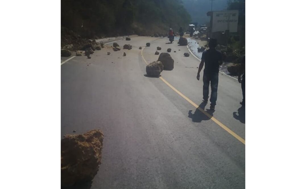 Cruz Roja informó que en Quetzaltenango y Retalhuleu hubo derrumbes y publicó imágenes de rocas que se desprendieron de laderas y cayeron a carreteras. Foto: Twitter @CRGuatemalteca