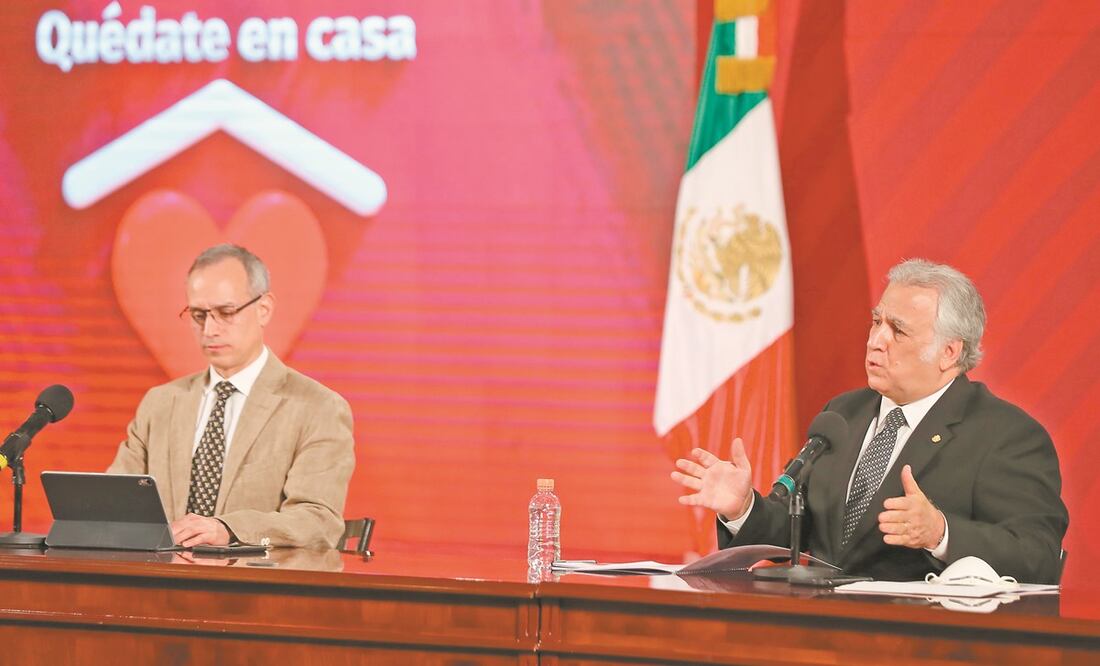 Miguel Torruco, a la derecha, dijo que se dialoga con empresarios para que el turismo interno salga adelante. VALENTE ROSAS. EL UNIVERSAL