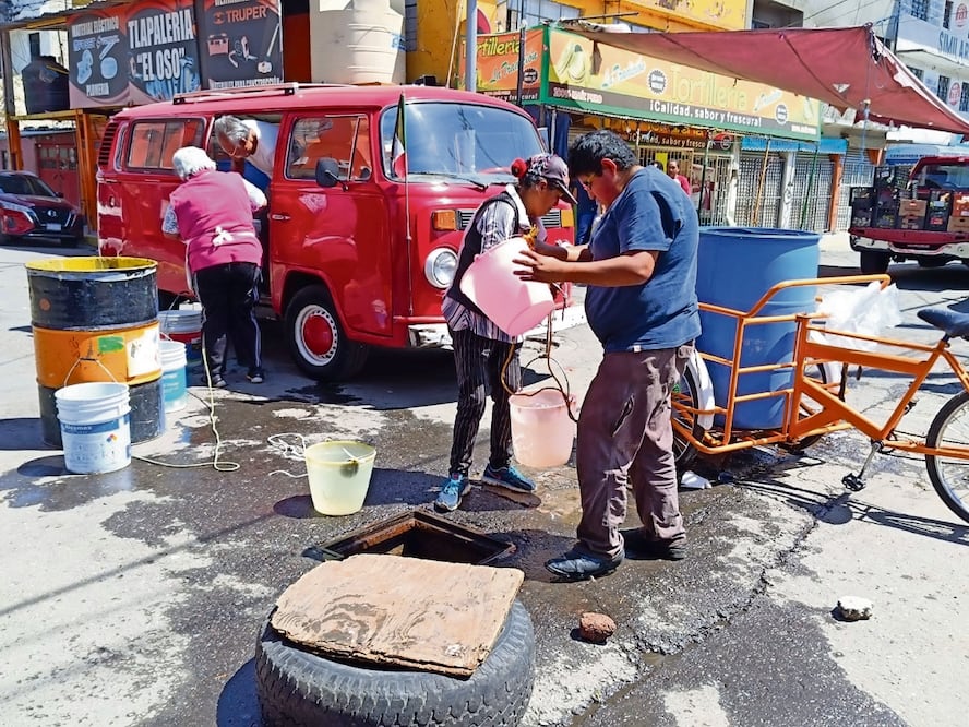 Ante la escasez, vecinos han abierto registros y colocado conexiones eléctricas para poner bombas y extraer el agua de manera irregula. Foto: Especial