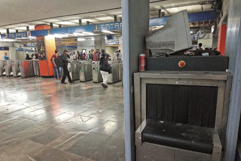 Los aparatos detectores de metales colocados en el Metro se encuentran abandonados, incluso la gente los aprovecha para dejar ahí su basura (YADÍN XOLALPA. EL UNIVERSAL)