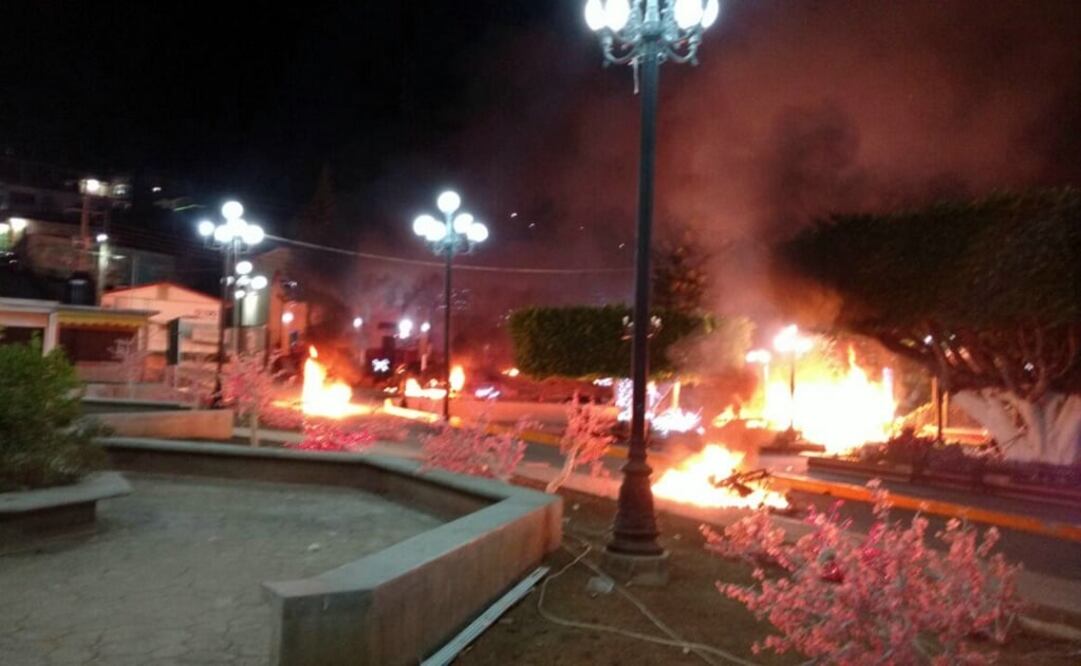 Uno de los grupos en pugna realizó quemas en el centro de la comunidad. /Fredy Martín - EL UNIVERSAL