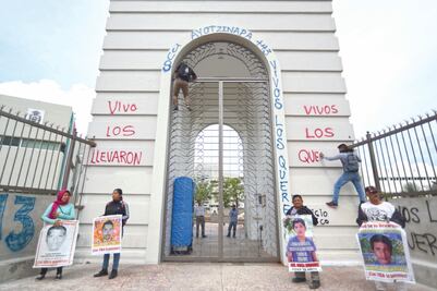 Padres de los 43 exigen grabaciones de ataque a normalistas