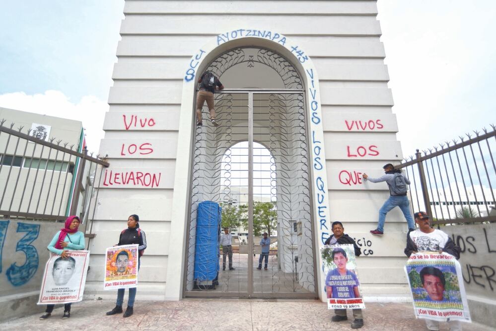 Normalistas de Ayotzinapa con el rostro cubierto realizaron pintas en la entrada de la Ciudad Judicial; exigen que regresen los 43 estudiantes con vida. (SALVADOR CISNEROS. EL UNIVERSAL)