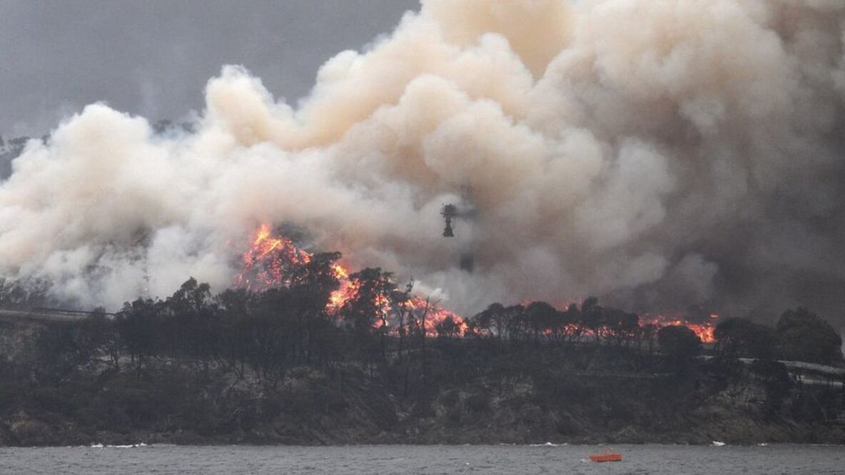 Getty Images Las autoridades australianas advirtieron que los devastadores incendios pueden continuar ardiendo por meses.