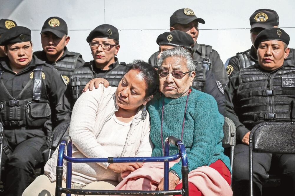 Martha es una de las pocas internas que fue visitada por sus familiares, disfruta de la compañía de su madre, quien prefirió dejar a sus otros hijos y asistir al festejo del 10 de Mayo en el penal de Acatitla. (FOTOS: JUAN CARLOS REYES. EL UNIVERSAL)