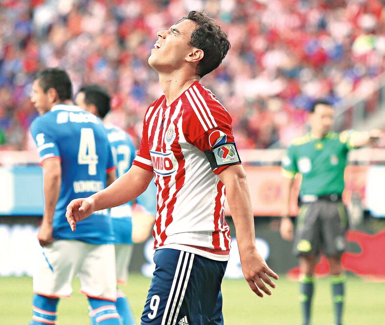 Omar Bravo no pudo marcar ante el Cruz Azul en el Omnilife y Guadalajara cayó el domingo en casa (RUBÉN ESPINOSA. IMAGO7)
