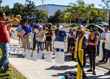 Frenan construcción de muro en el fronterizo Parque de la Amistad, lugar de encuentro de migrantes
