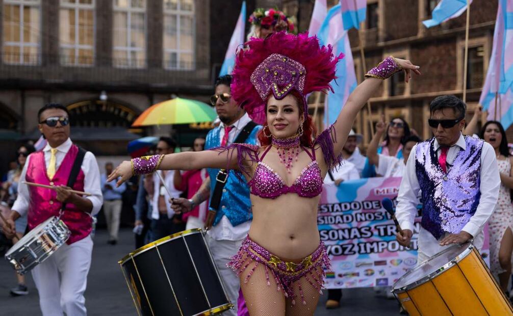 En el marco del Día de la Visibilidad Trans este 31 de marzo, personas transgénero se reunieron en el Monumento a la Revolución para marchar en defensa de sus derechos. Foto: Hugo Salvador/ EL UNIVERSAL
