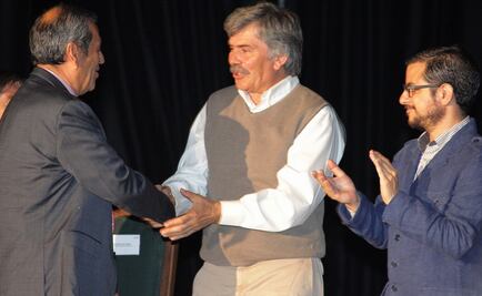 Edeberto Galindo recibe Premio Juan Ruiz de Alarcón