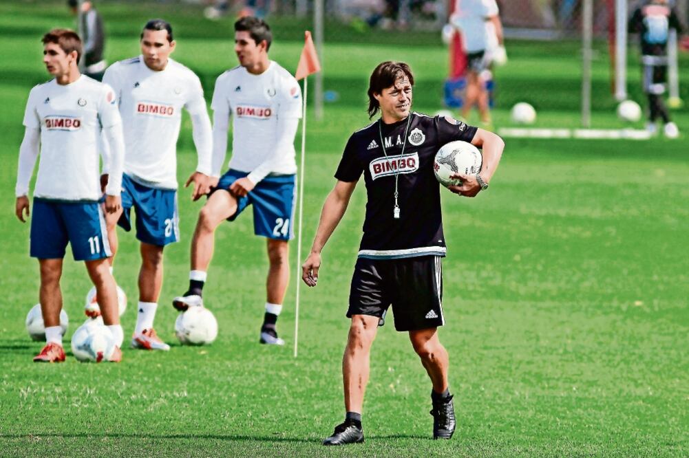 Con el argentino Chivas ha logrado dos títulos: la Copa y la Supercopa (ARCHIVO EL UNIVERSAL)