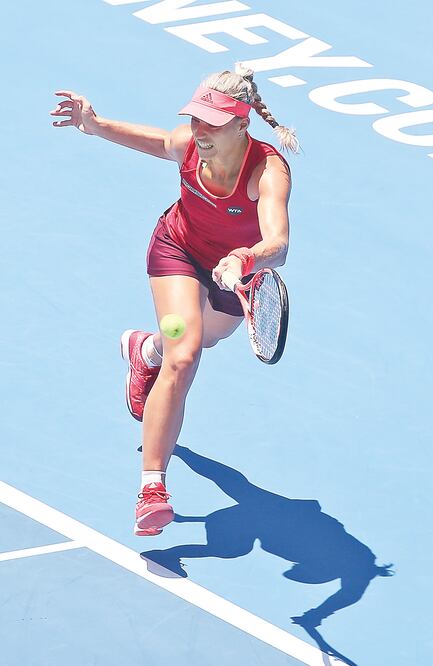 Angelique Kerber se retiró en Sydney por malestar estomacal (ROB GRIFFITH. AP)