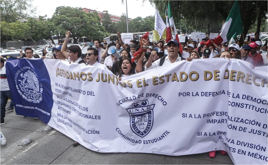 Estudiantes de la UNAM protestas contra la reforma judicial, trabajadores en paro se únen al contingente. Foto: Gabriel Pano/EL UNIVERSAL