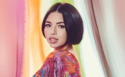 Ángela Aguilar combina zapatos zuecos con jeans y blusa transparente