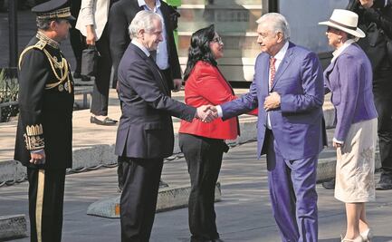 Ahora sí hubo sonrisas y apretones de mano entre AMLO y la ministra