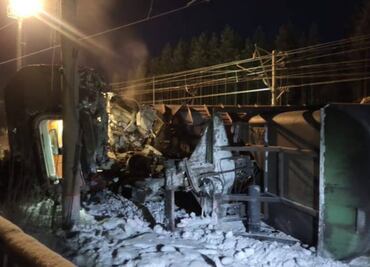 Chocan trenes de pasajeros y de carga en Rusia; reportan al menos 8 heridos