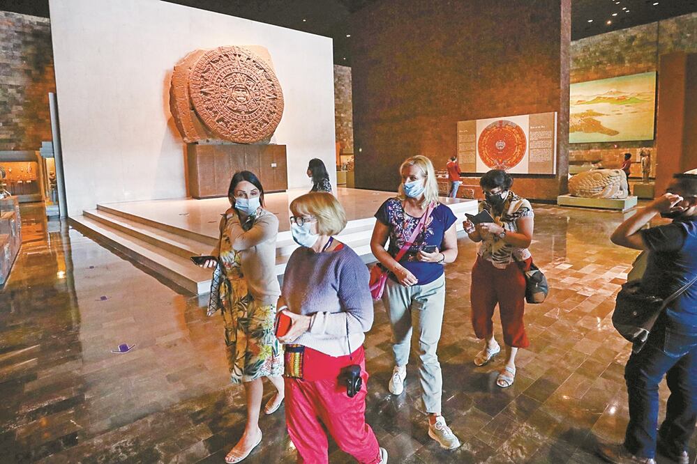 El público disfrutó del recorrido por las diferentes salas de Museo Nacional de Antropología sin grandes grupos a su alrededor, pues lo permitido por las autoridades es un aforo de sólo el 30%. Fotos: Diego Simón Sánchez/ El Universal