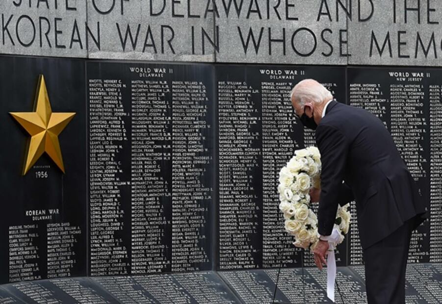 Biden reaparece en público tras dos meses de confinamiento