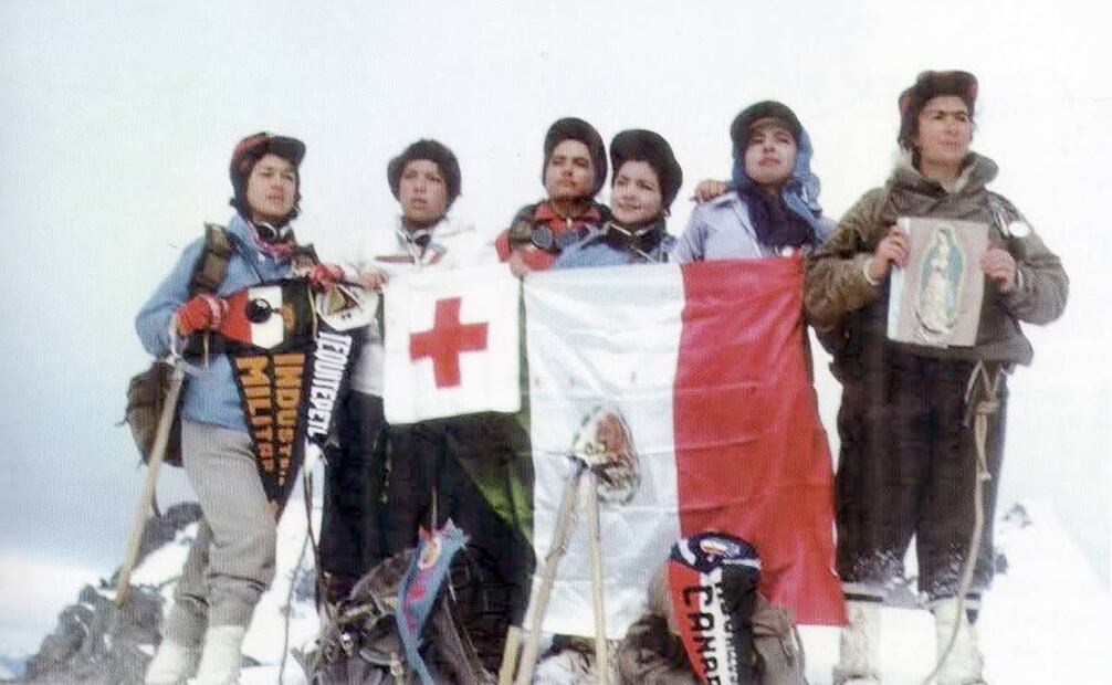 Las seis montañistas que alcanzaron la cumbre del Monte Victoria. Foto: ESPECIAL/Cortesía Enrique Chávez Poupard.