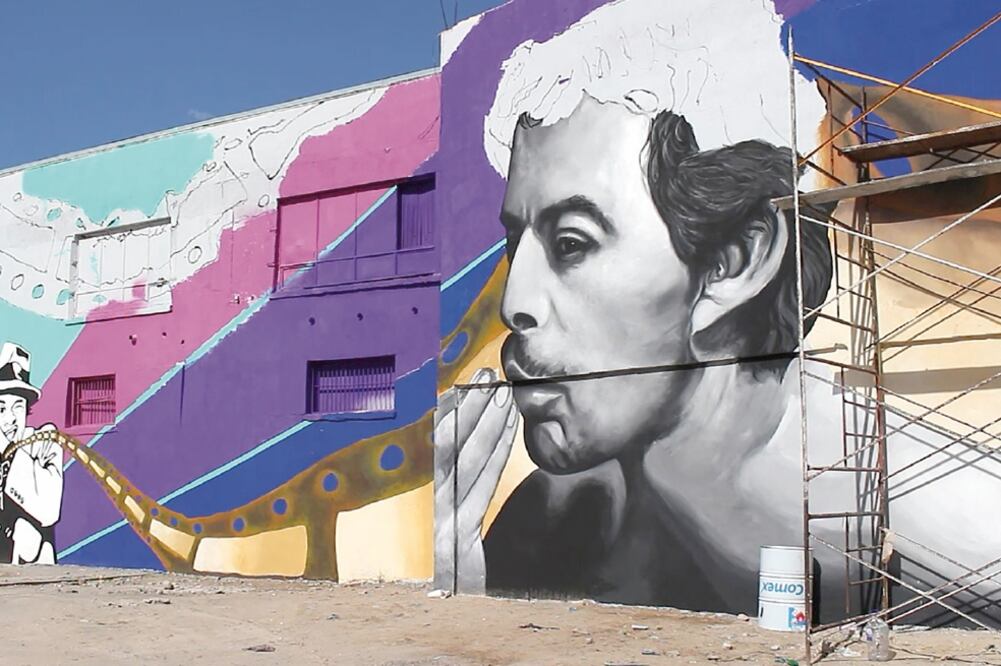 En la parte posterior del edificio que albergará el museo se está elaborando un enorme mural con tres rostros de Tin Tan , el cual cubre una superficie de más de mil metros cuadrados (LUIS FIERRO. EL UNIVERSAL)