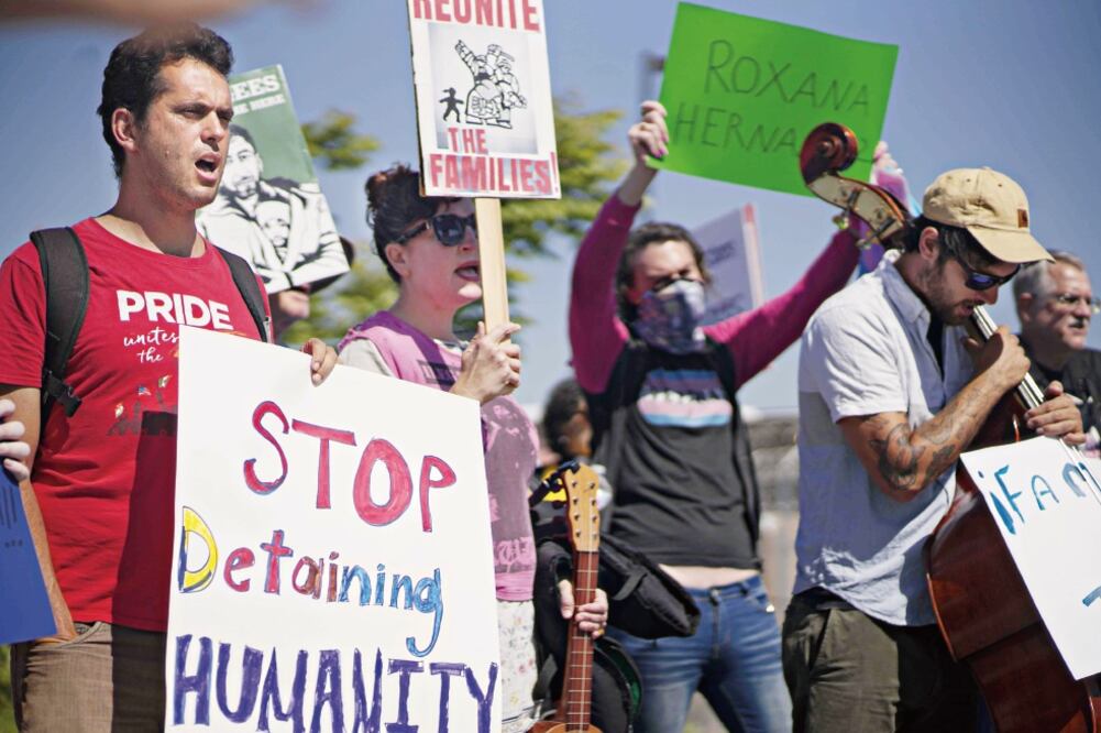 Manifestantes protestan en Otay Mesa, California, contra la política migrato r ia de separar a las familias de migrantes que ingresan a EU de manera ilegal (SANDY HUFFAKER. AF)