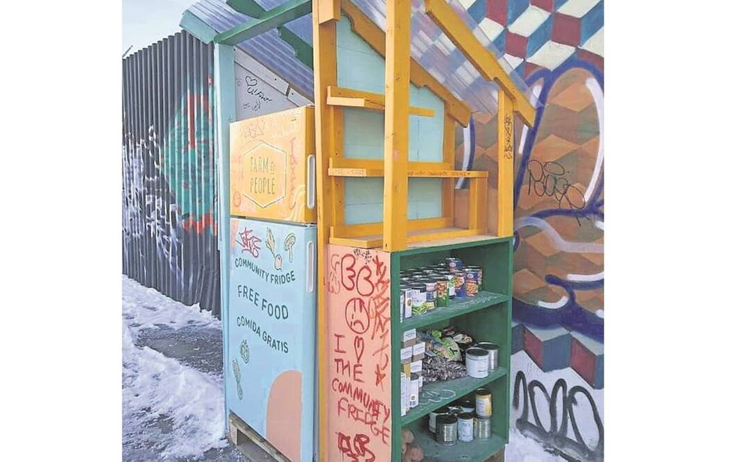 Un refrigerador comunitario instalado en el barrio de Bushwick, en Nueva York, es administrado por el migrante mexicano Ricardo Flores, quien asegura que la hambruna aumentó en los últimos dos años. Fotos: Tomada de Facebook.