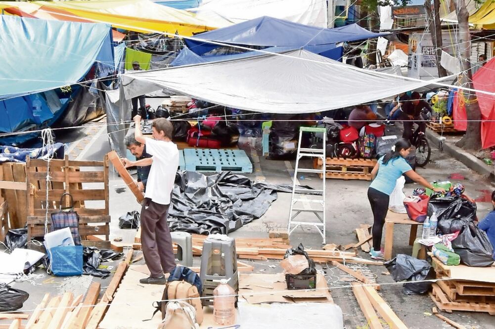 Los líderes sindicales de los maestros de Oaxaca, Chiapas, Guerrero y Michoacán instruyeron a los profesores que permanecían en plantón sobre avenida Bucareli que se retiraran a sus entidades. Foto: ARMANDO MONROY. CUARTOSCURO