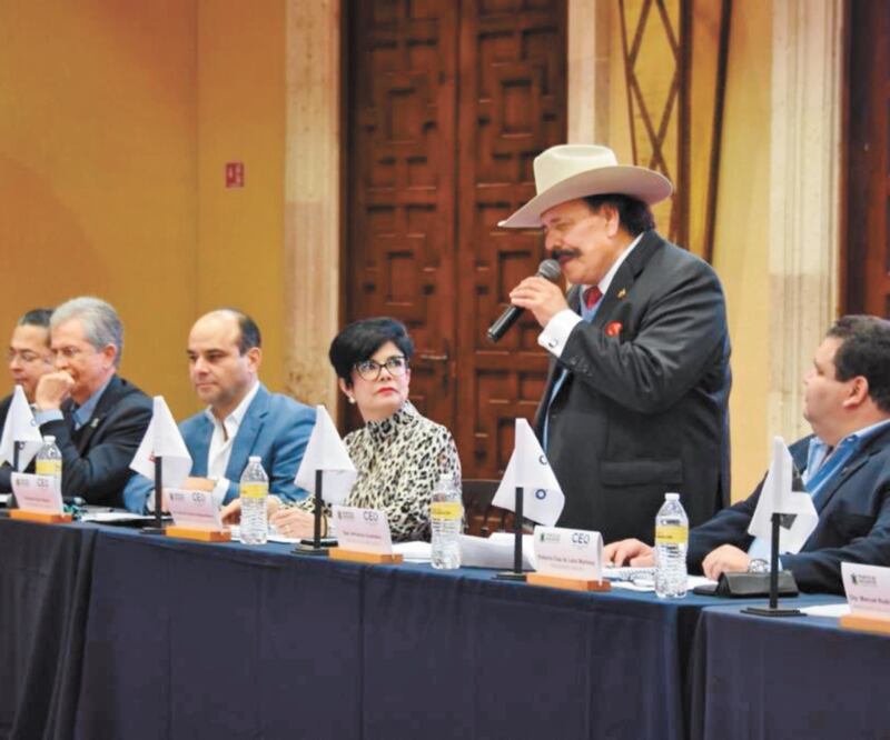 El senador Armando Guadiana y la subprocuradora Talía del Carmen Vázquez Alatorre participaron en la reunión del sector gasolinero. Foto: 