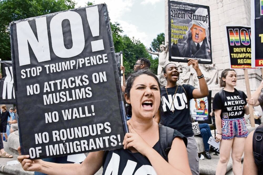 Manifestantes salieron ayer a protestar en Nueva York contra la reinstauración del veto migratorio a ciudadanos de seis países de mayoría musulmana (TIMOTHY A. CLARY. AFP)