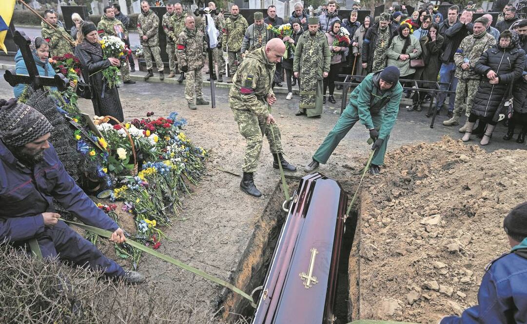 Funeral en el cementerio, cerca de Lutsk, de Georgiy Plisak, quien fue asesinado por las fuerzas rusas. Foto: Evgeniy Maloletka/AP