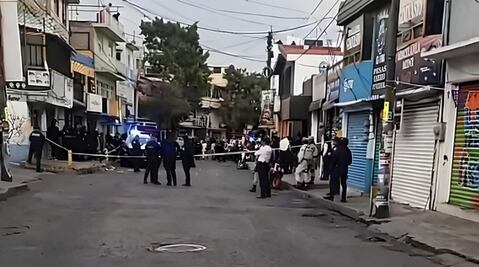 Ejecutan a dos jóvenes en barbería de Naucalpan; asesinos escapan en una motocicleta
