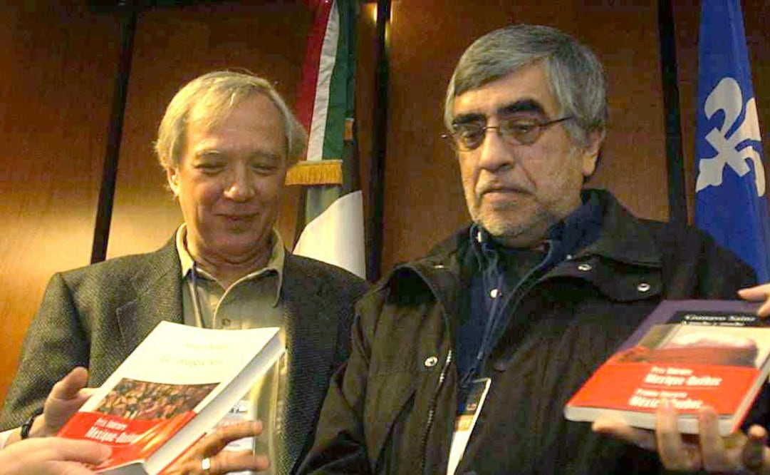 El escritor canadiense Sergio Kokis flanqueando a Gustavo Sainz durante la entrega a los dos escritores del Premio de Literatura Quebec-México en el marco de la Feria Internacional del Libro en 2003. FOTO: Archivo EL UNIVERSAL