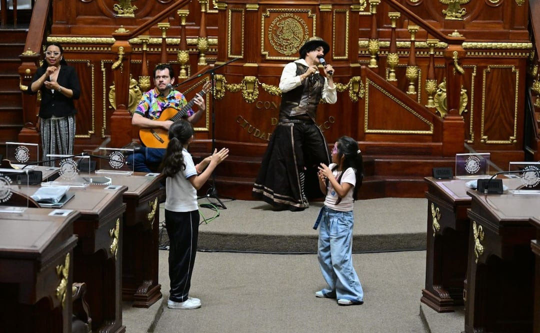 En el show ‘Cuentos de a Pollo’, se presentaron canciones y el Dr. Misterio hizo reflexionar a las infancias y adolescencias sobre diversos valores como la seguridad. | Foto: Especial.