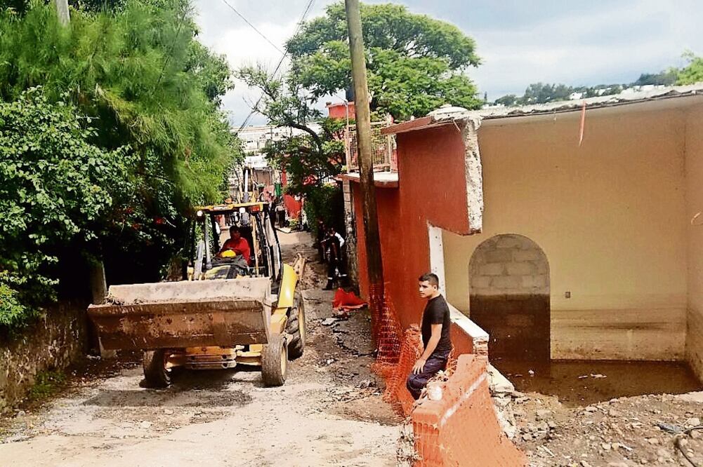 Maquinaria pesada tuvo que intervenir para desalojar la basura de las coladeras que contribuyó a que el agua subiera hasta un metro de altura (CIUDADANOS MX)