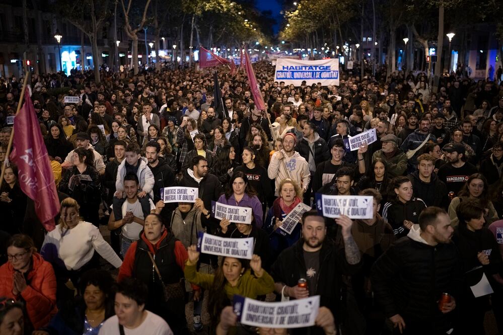 Asistentes a una protesta por el aumento vertiginoso del costo de alquilar un departamento en Barcelona. Foto: AP