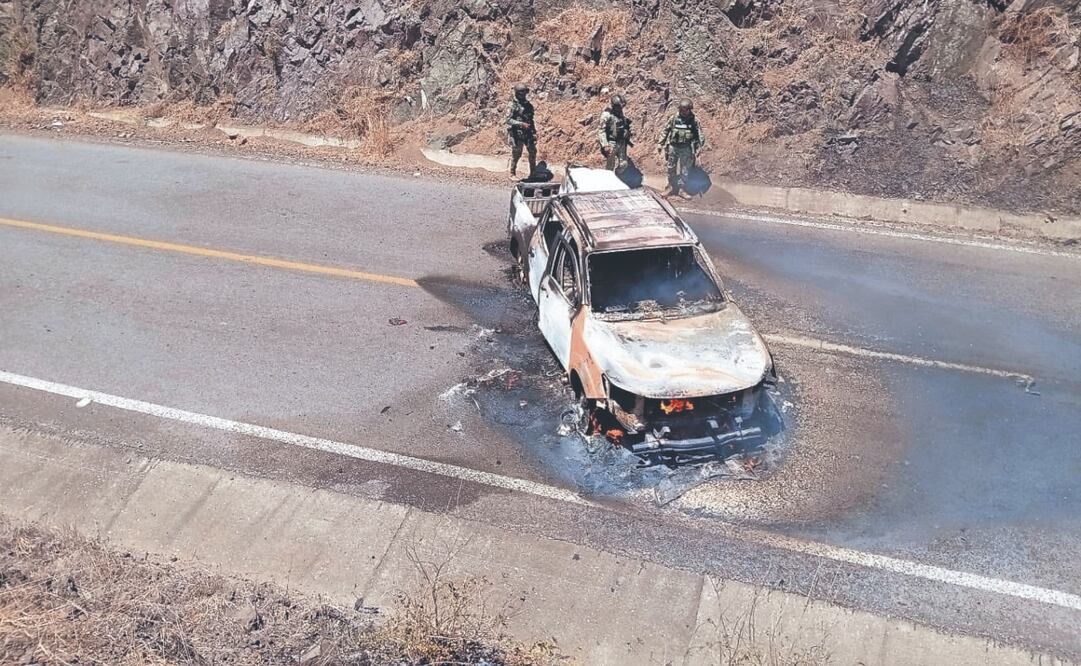 De acuerdo con reportes, hubo al menos cinco vehículos incendiados —en su mayoría camiones— en las carreteras federal 80 y estatal 556, en Jalisco. Foto Especial