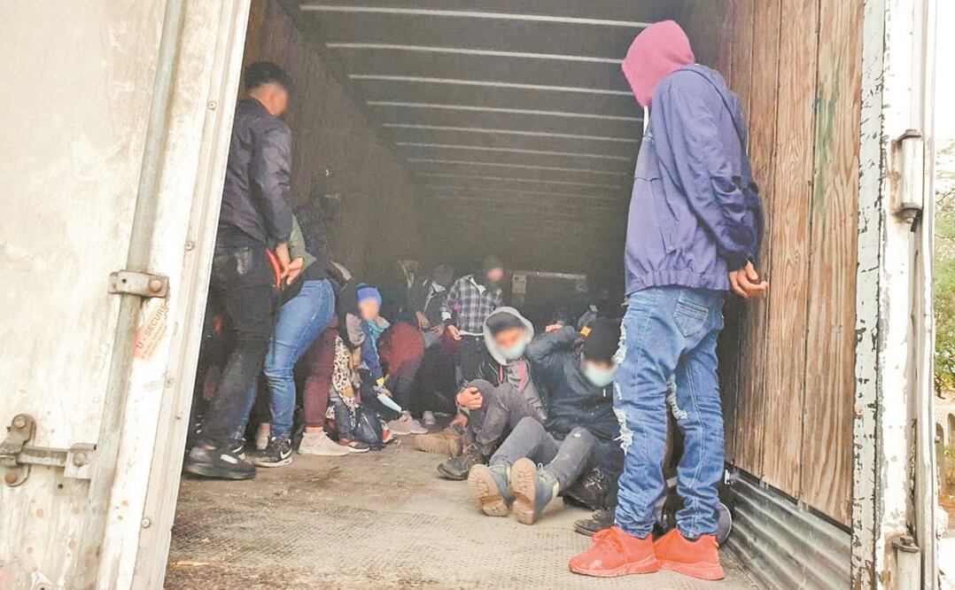 Tras detener a un conductor de tráiler, elementos de la Guardia dieron con migrantes. Foto: EFE