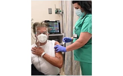 "Una esperanza más de vida", dice "El Puma" tras ser vacunado contra el Covid-19