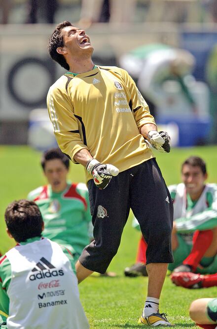 Oswaldo Sánchez sufrió algunas derrotas muy dolorosas frente a EU con el Tri (MARIO CASTILLO. JAM MEDIA)