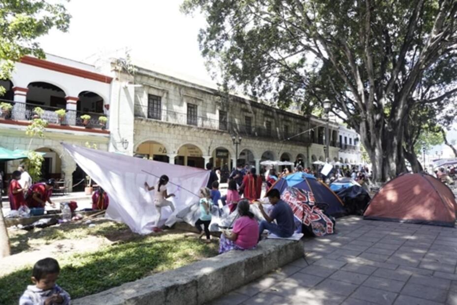 Policías se enfrentan contra mujeres triquis tras desalojo en zócalo de Oaxaca