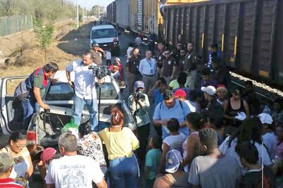 Resguardan policías caravana migrante 