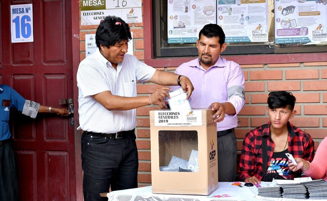 Evo Morales emite su voto en elecciones de Bolivia (Foto: EFE)