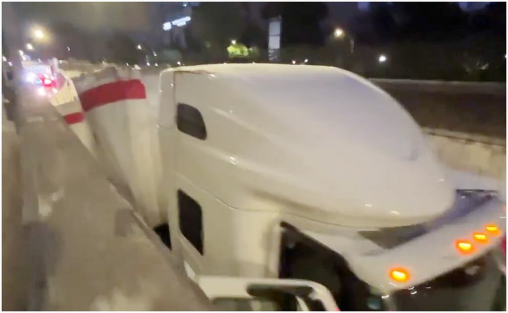 Tráiler con más de 20 toneladas de arena para gato se queda atorado en Viaducto