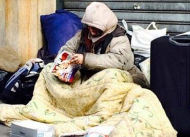 Polémica por foto de indigente leyendo Vogue