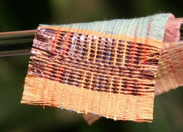 Diseñan tela que carga dispositivos móviles