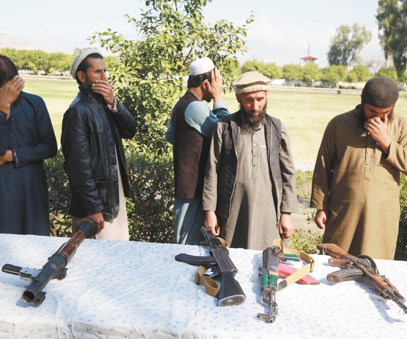 Dejan las armas. Exmilitantes del talibán entregan sus armas y se unen al poceso de paz, en una ceremonia de reconciliación, en Jalalabad. Foto: GUHLAMULLA HABIBI. EFE
